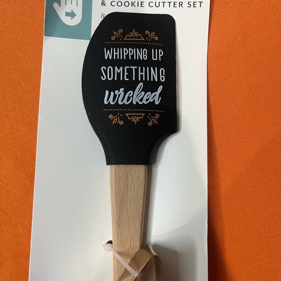 Wicked Black and Silver Spatula with Cookie Cutters - Picture 8 of 8